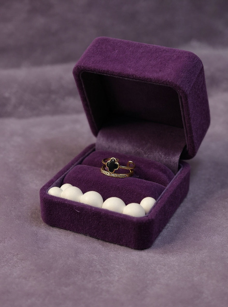 Anti-tarnish ring with a black clover/leaf-shaped stone.
