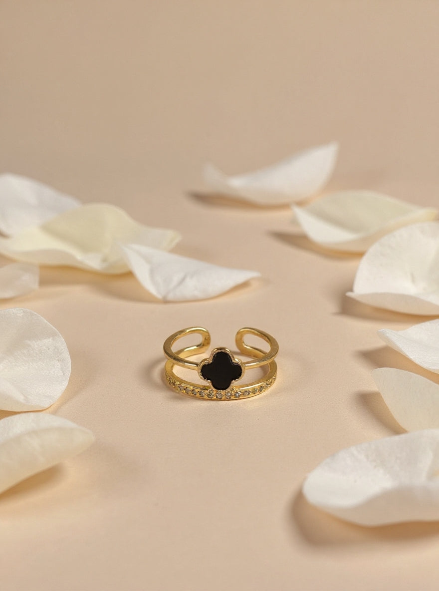 Anti-tarnish ring with a black clover/leaf-shaped stone.
