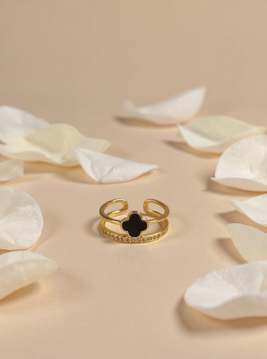 Anti-tarnish ring with a black clover/leaf-shaped stone.